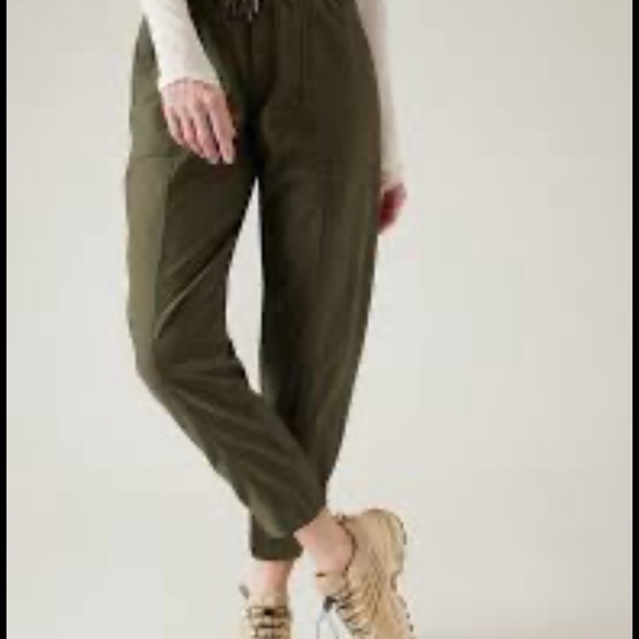 Athleta Farallon weekender pant. Cropped. Color green. Size xl - Picture 5 of 5